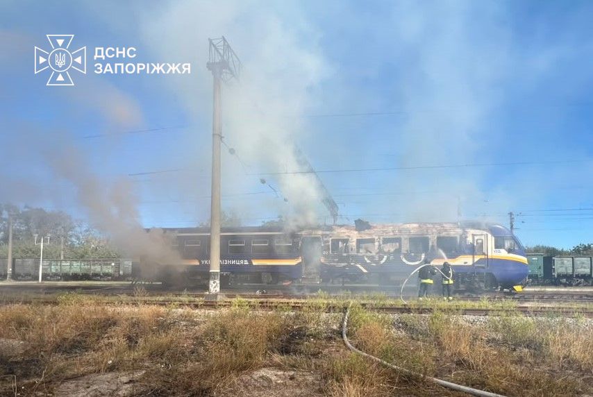 У Запорізькій області внаслідок ворожих атак горів потяг, магазин, кафе і житло - загинула людина (фото)