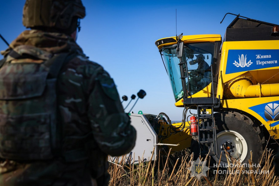 Жнива за 15 км від фронту: як на Запоріжжі спецпризначенці поліції прикривають аграріїв (фото, відео)