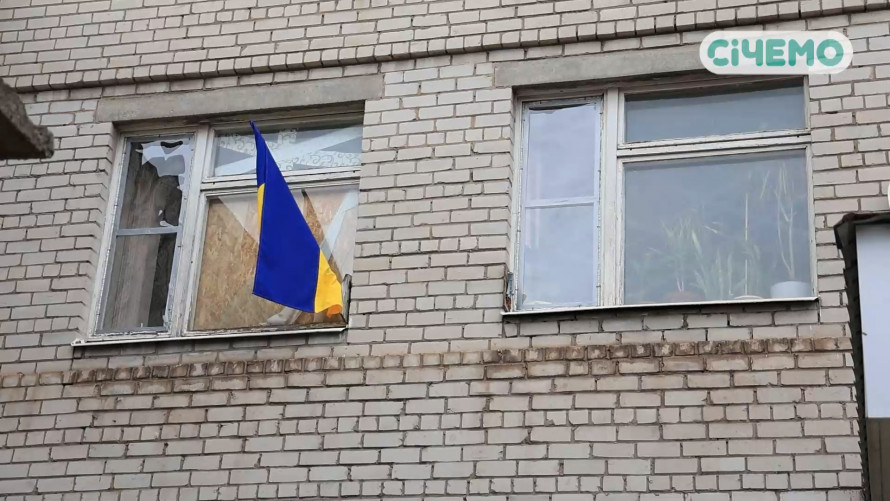 Стало тепліше і світліше – в Запоріжжі на зиму в гімназії встановлюють на вікна плівку замість OSB-плит (фото)