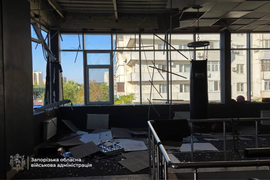 Російські дрони атакували Запоріжжя: пошкоджено спорткомплекс, є постраждала (фото)