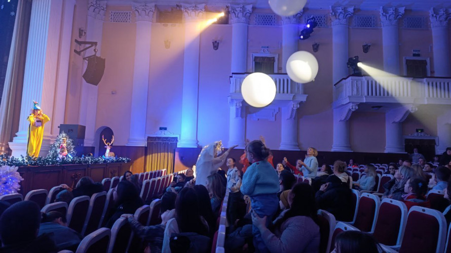Космічна пригода зі святковим настроєм - у запорізькій філармонії стартував «Зірковий хайп» (фото)