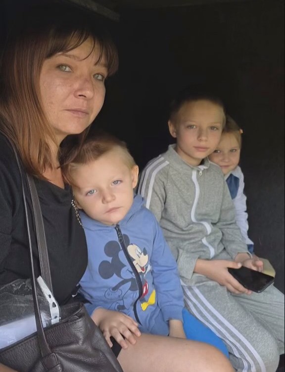 Бабуся плакала, проводжаючи онуків: на Запоріжжі евакуювали родину з дітьми (відео)