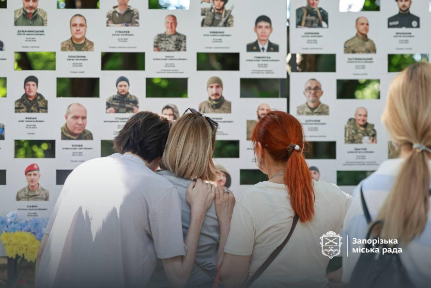 На Алеї пам’яті полеглих Героїв у Запоріжжі з'явилися нові стенди - фото