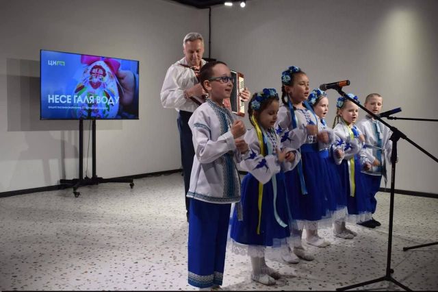 Українські пісні ожили у вишивці: у Запоріжжі відкрилася виставка писанок, рушників, мотанок (фото)