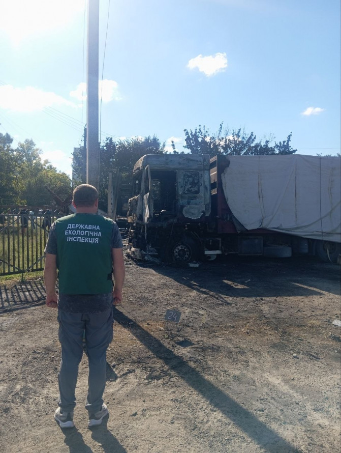 Екоінспектори показали як виглядає автостоянка після удару БпЛА та інші наслідки ворожої атаки по Запоріжжю 7 вересня - фото