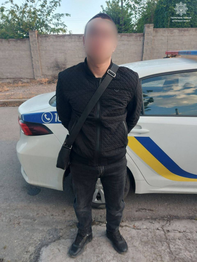 Розтрощили платіжний термінал - у Запоріжжі двоє чоловіків обікрали магазин (фото)