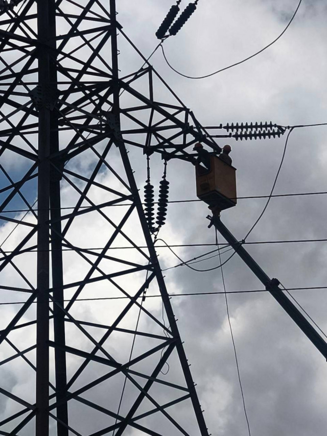 КАБи обірвали лінію над Дніпром: на Запоріжжі енергетики провели ризикований ремонт (фото)