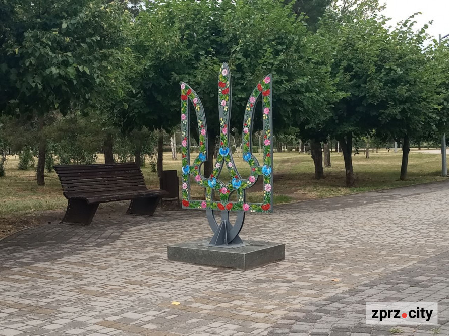 Символ, який не зламати - до Дня Конституції у запорізький парк повернули оновлений Тризуб (фото)