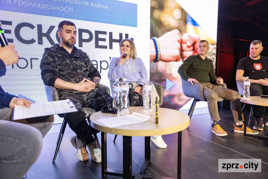 «Ми можемо тримати фронт, але не можемо тримати тил»: у Запоріжжі відбулася відкрита розмова ветеранів із громадою