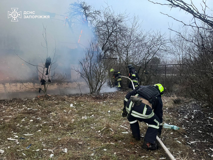 Запорізькі надзвичайники врятували людину на пожежі і загасили кіоск