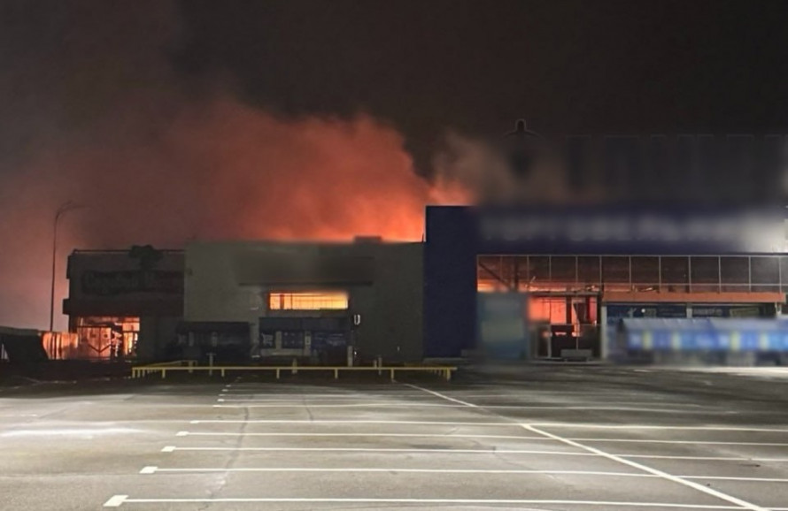 Годину тушили пожежу до приїзду рятувальників - як мешканці Запоріжжя пережили ніч масованого удару