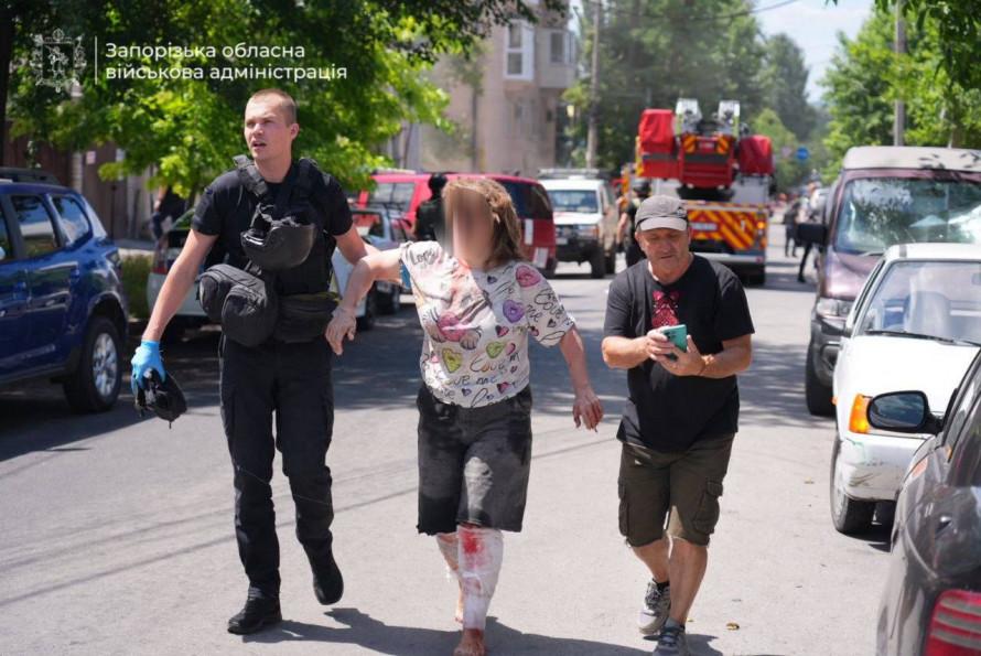 Удар по старому місту: росіяни вдарили по житловому кварталу Запоріжжя — є поранені (фото, відео)