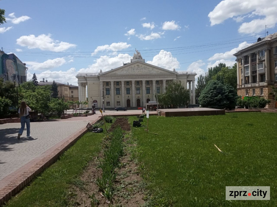 Як виглядає наприкінці весни сквер в історичній частині Запоріжжя - фото