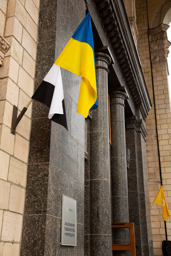 Пам’ятаємо і чекаємо - на будівлі Головпоштамту в Запоріжжі замайорів Прапор Надії (фото)