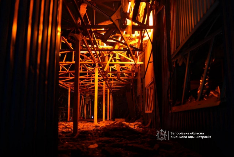 Масштабна пожежа у Запоріжжі: внаслідок ворожої атаки горів ринок і торгівельний центр (фото)