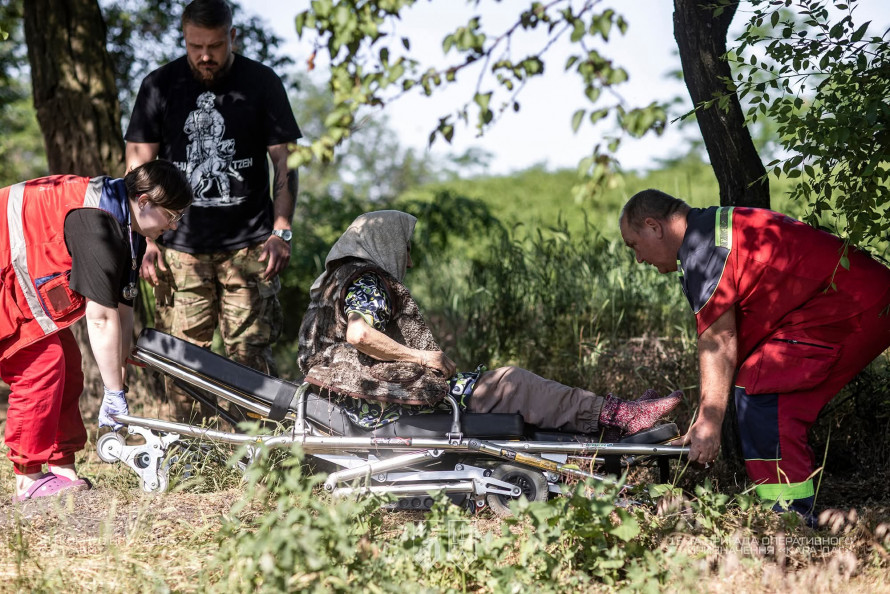 Після удару авіабомби: бійці запорізької бригади врятували 90-річну жінку з-під завалів (фото)