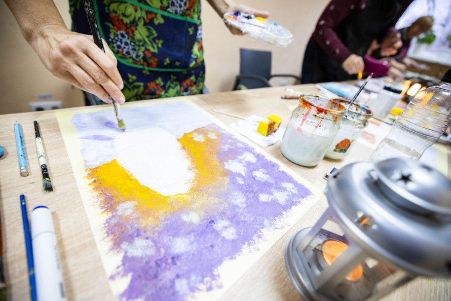 Відволіктися та морально відновитись: у запорізькому «Опліч Хабі» проходять безкоштовні заняття живопису з елементами арттерапії - як записатись