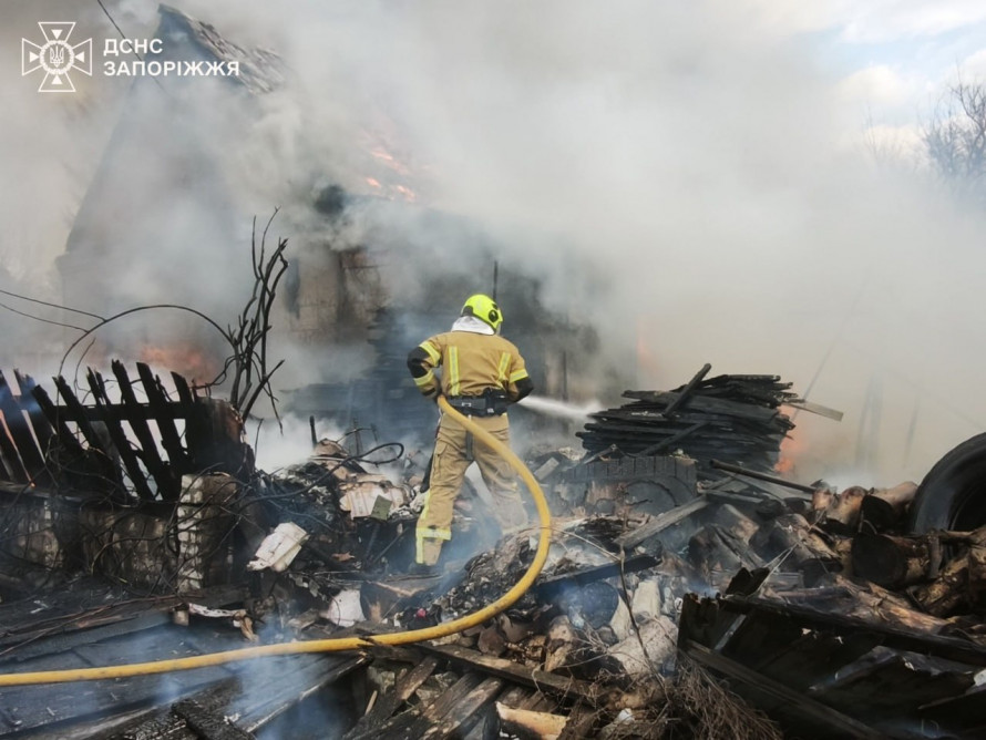 В приватному секторі Запоріжжя сталась пожежа: загинула людина - фото, відео