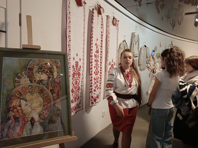 Від автентичного вбрання до сучасної вишивки - у запорізькому музеї відкрилася унікальна виставка (фото)
