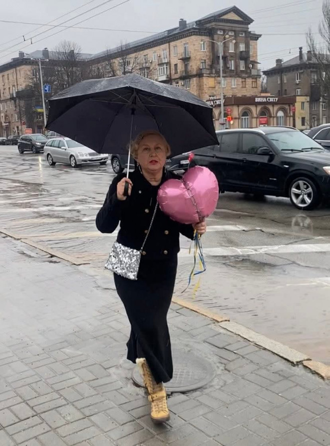 Червоні серця і мовчазна підтримка: запорізькі родини вийшли на площу попри дощ і тривоги (фото)