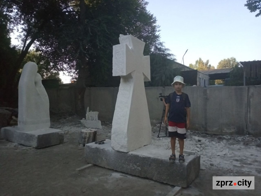 У Запоріжжі симпозіум митців завершився вражаючим підпалом скульптури - фото