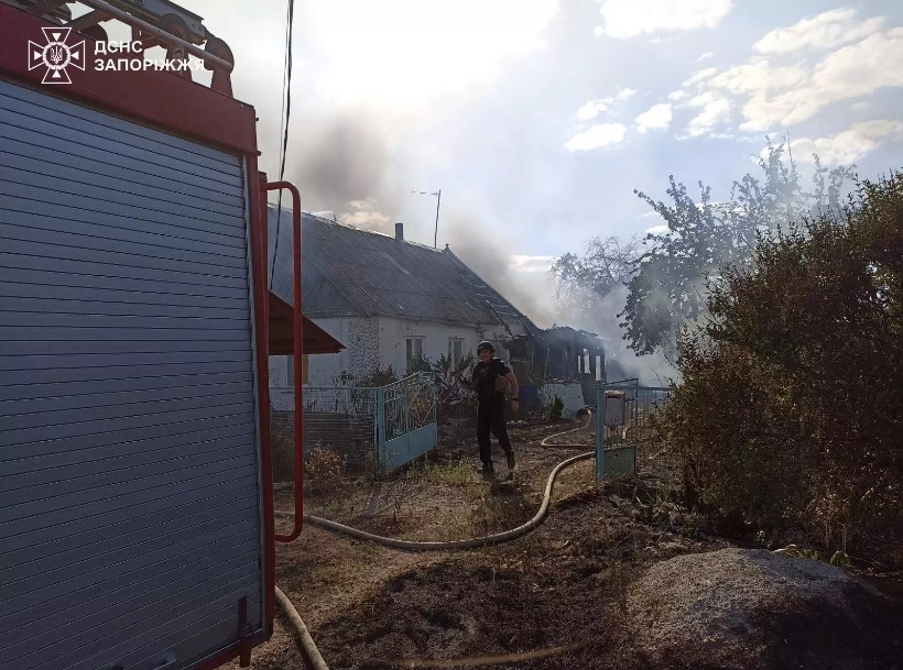 Пожежі після обстрілів - вогонь охопив житлові будинки та базу відпочинку на Запоріжжі (фото)