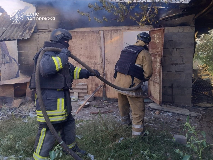 Росіяни атакували житлові будинки в Запорізькому районі: є загиблий і постраждалі (фото)