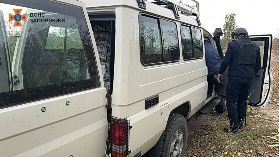 Порятунок під вибухами запорізькі рятувальники вивезли 83-річну жінку до безпечного місця (фото, відео)