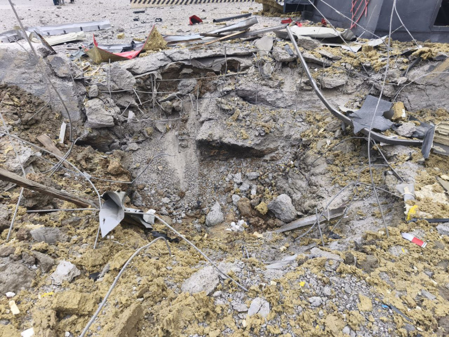 Воронка та розкидані уламки: у Шевченківському районі Запоріжжя екоінспекція задокументувала наслідки обстрілу (фото)
