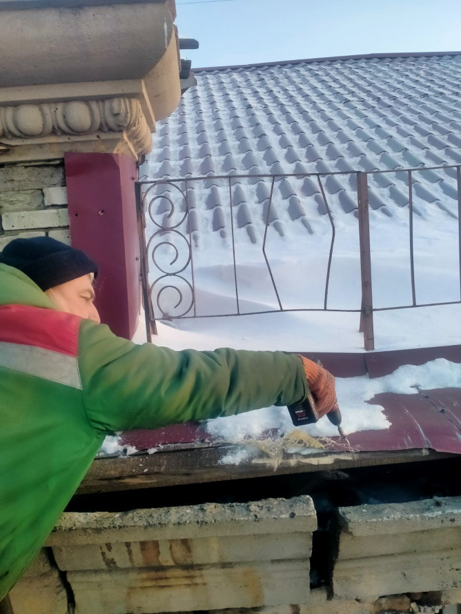 Нависла небезпека: у Запоріжжі з даху будинку ледь не впала велика металева конструкція (фото)