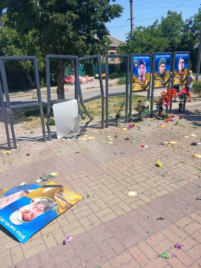 Ворог ударив по Алеї Пам'яті у селищі під Запоріжжям - фото