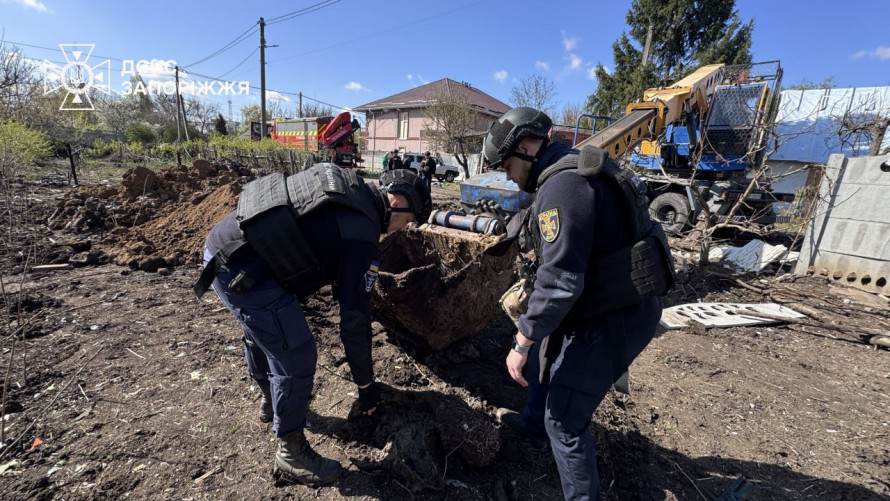 Як вдалося уникнути трагедії: у Запоріжжі біля житла знаходились залишки снаряду (фото)