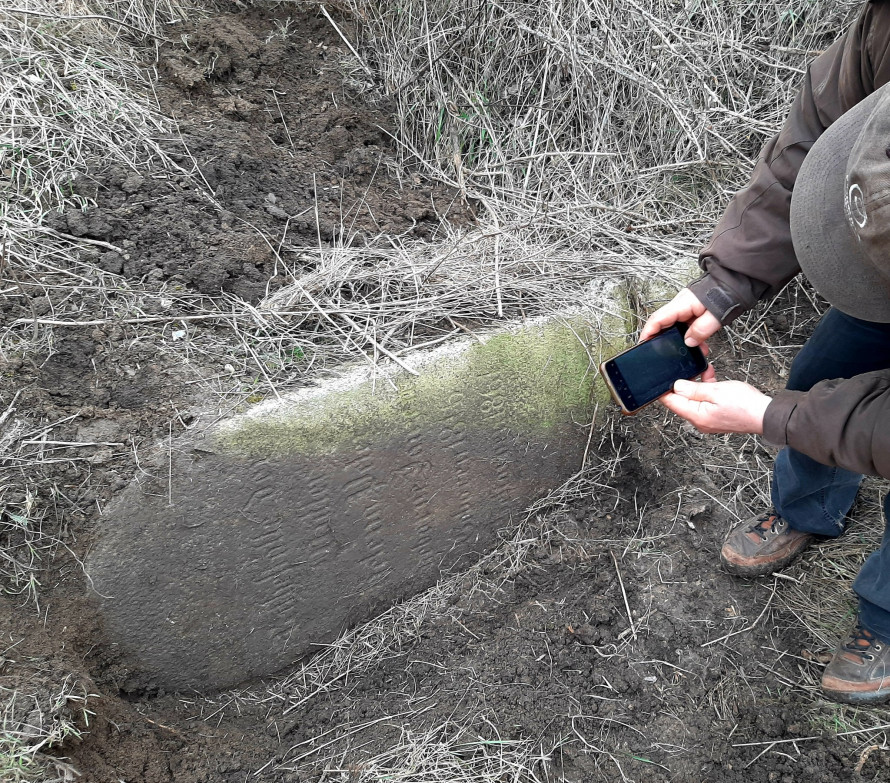 Лежала в посадці біля кургану: у Запорізькому районі знайшли стелу віком понад шість тисяч років (фото)