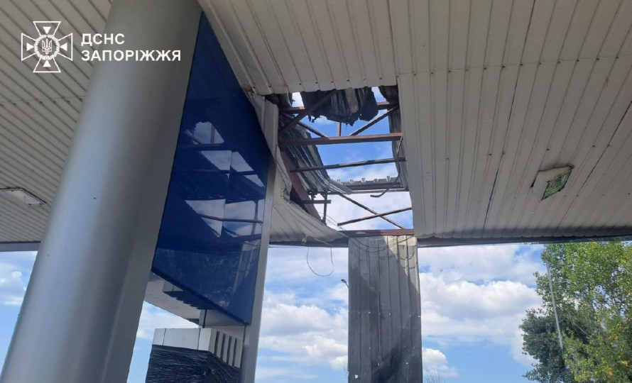 Били по АЗС: у Запоріжжі внаслідок атаки дронів загинула дівчина, серед постраждалих - дитина (фото, відео)