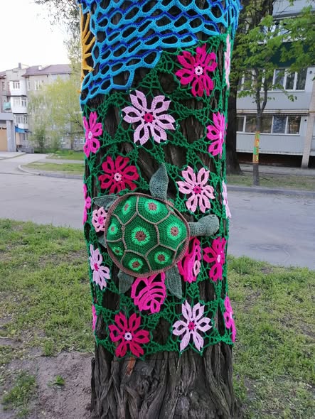 Яскраво та креативно: у Запоріжжі розростається алея дерев у в'язаних кожушках (фото)
