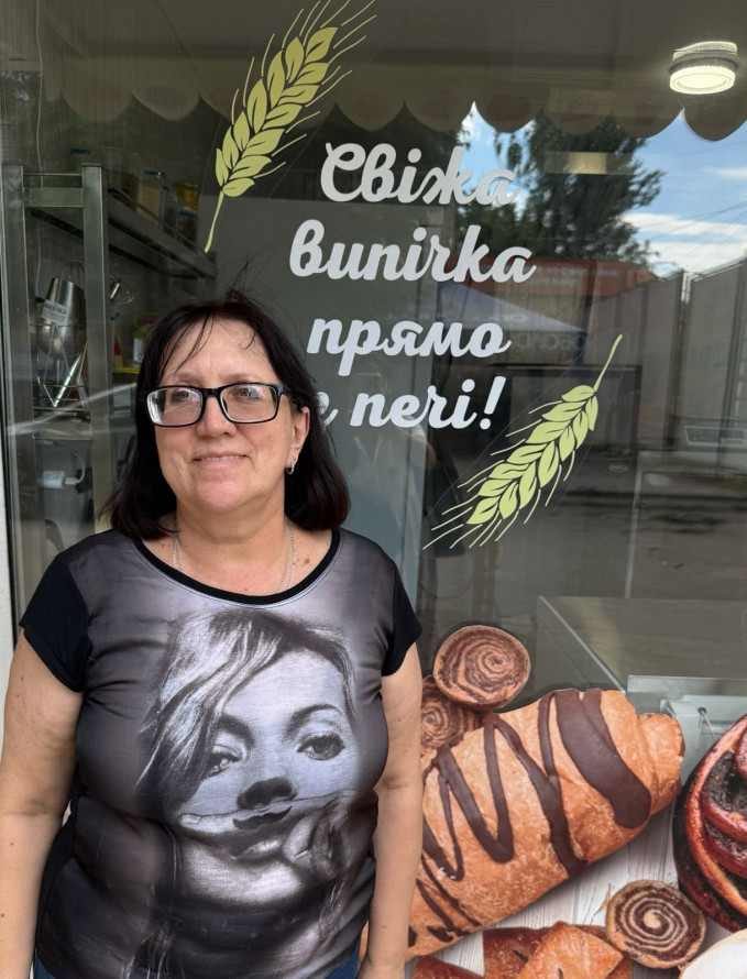 Почала життя з нуля після втрати дому: переселенка з міста Пологи відродила сімейну пекарню у Запоріжжі (фото)