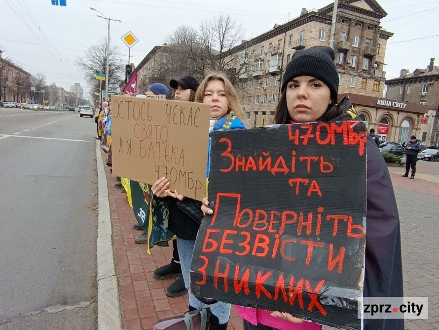 Третє Різдво в полоні - у Запоріжжі встановили незвичайну ялинку на підтримку Героїв (фото)