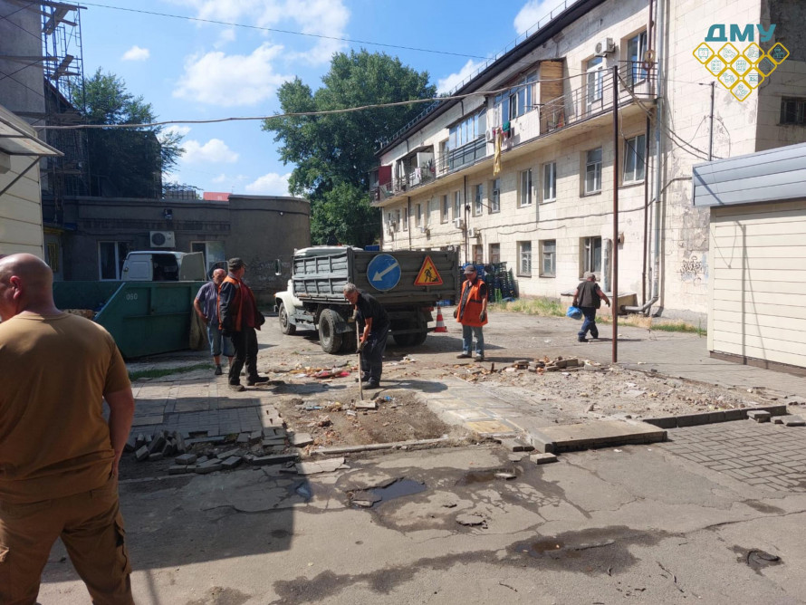 Недоречна споруда - з проспекту в історичному районі Запоріжжя прибрали нелегальний кіоск (фото)