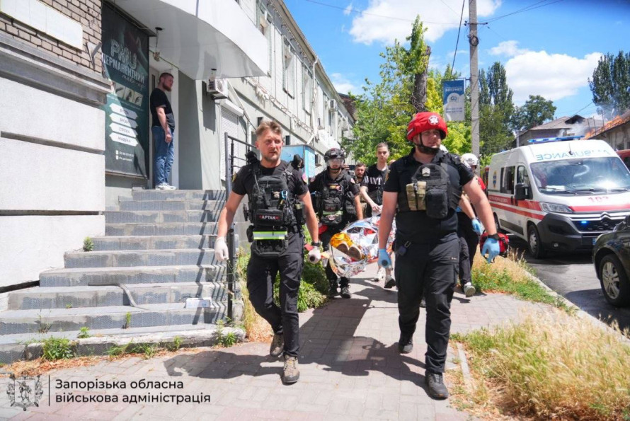 Удар по старому місту: росіяни вдарили по житловому кварталу Запоріжжя — є поранені (фото, відео)