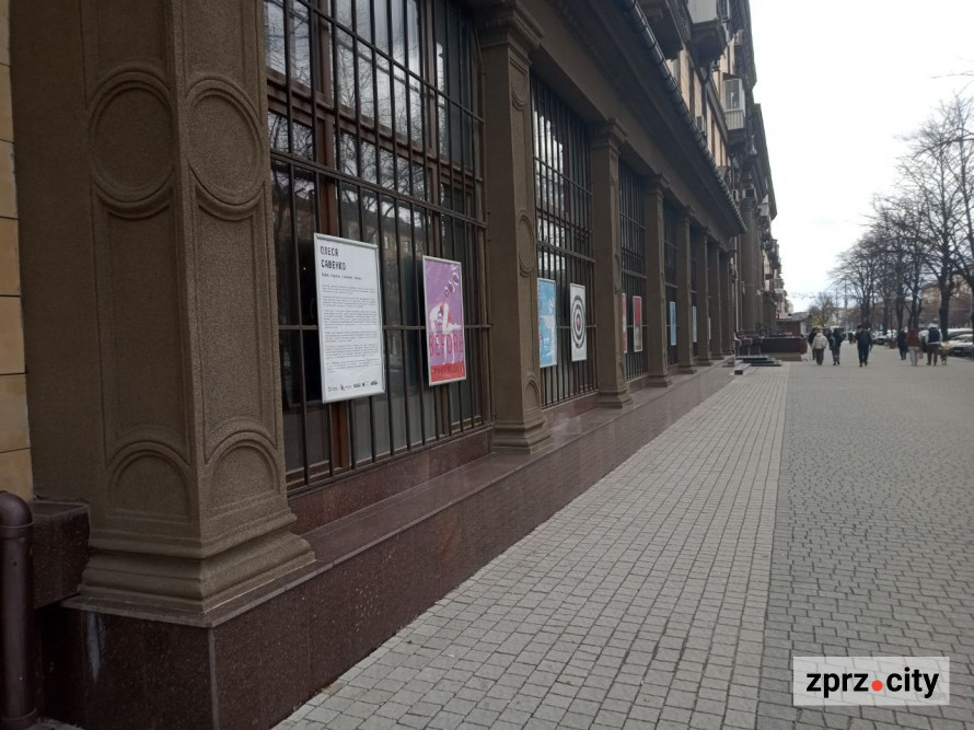 У Запоріжжі показали плакати воєнного часу "мами" авангардної української моди (фото)