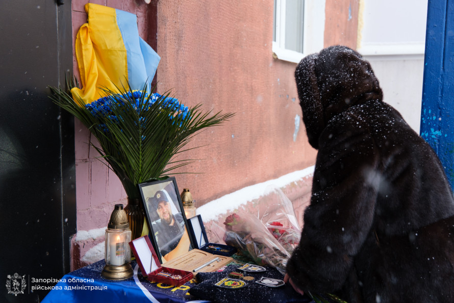 Назавжди 36 - у Запоріжжі відкрили меморіальну дошку поліцейському, який загинув на фронті (фото)