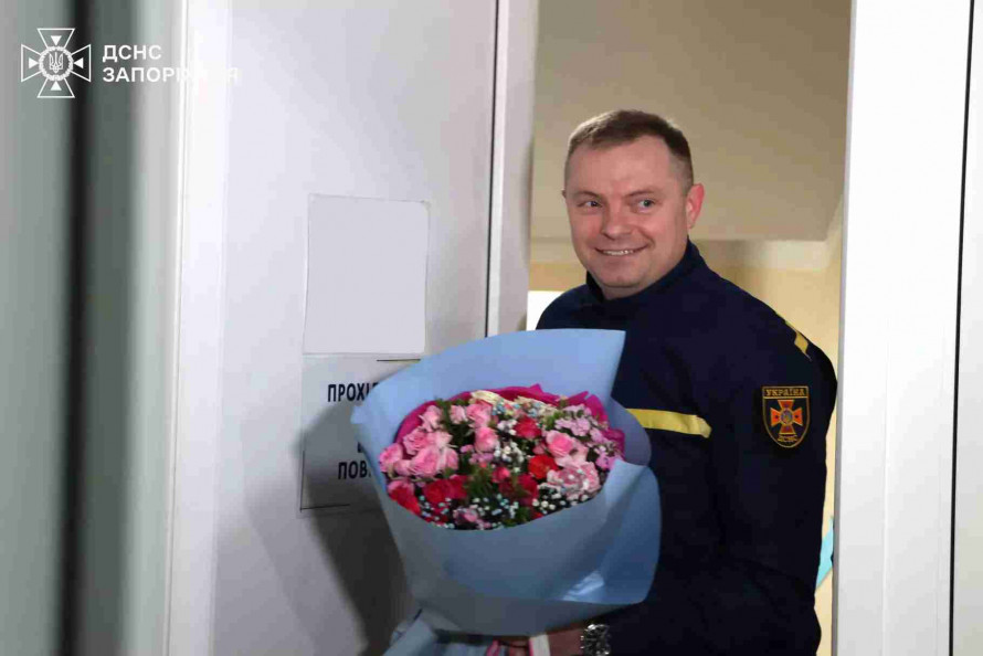 Вже готується до виписки: дівчина, яку дістали з-під завалів у Запоріжжі, уперше зустрілася зі своїм рятівником (фото)