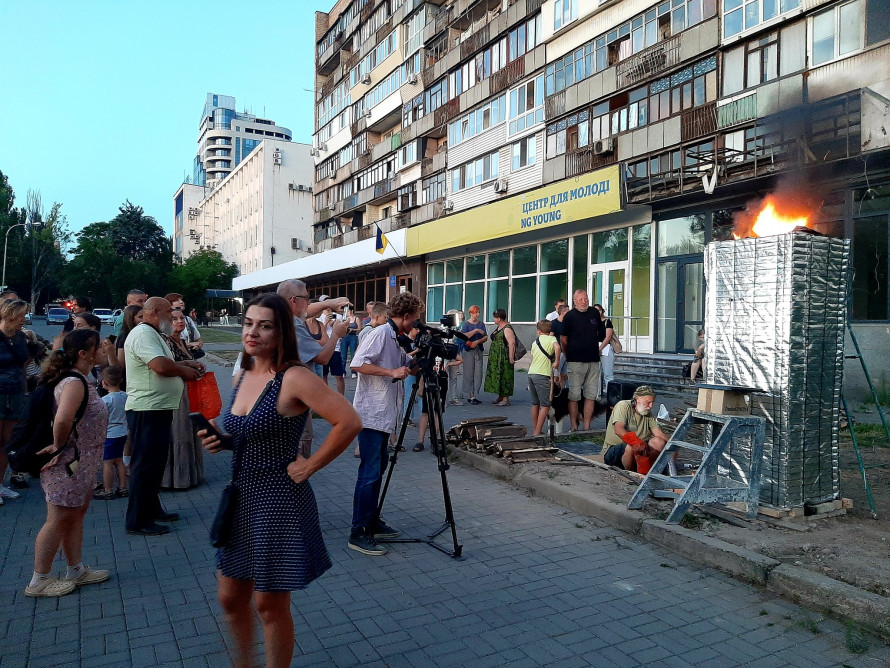 У Запоріжжі симпозіум митців завершився вражаючим підпалом скульптури - фото