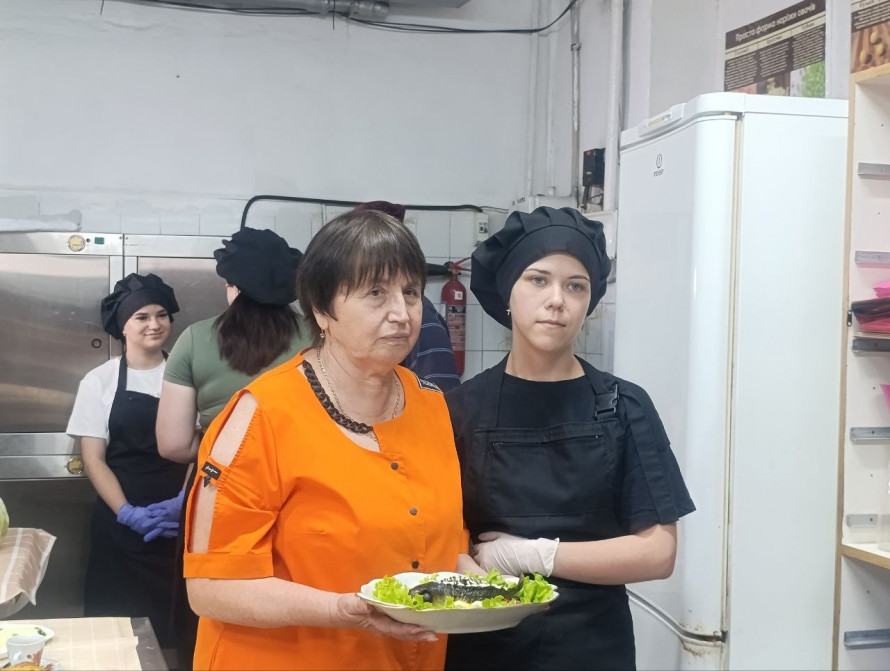 Починали з трьох столів: як Пологівський ліцей після окупації відновився у Запоріжжі і допомагає захисникам