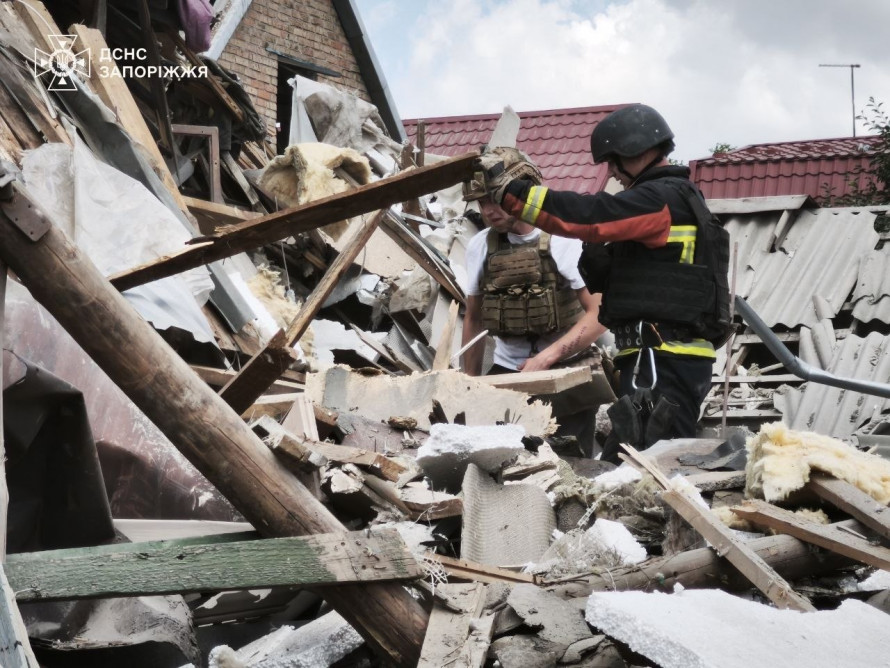 Росіяни вдруге за добу атакували Запоріжжя КАБами: троє поранених, пошкоджені десятки будинків (фото)