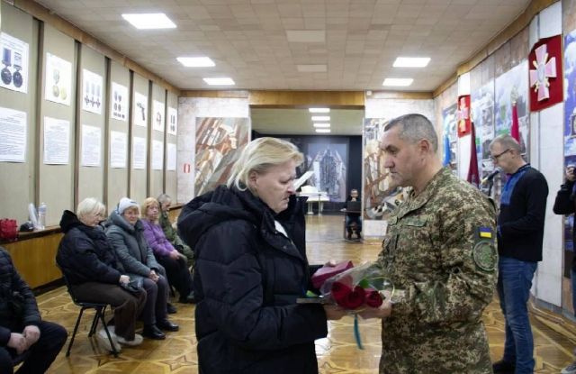 Бився на Оріхівському і Покровському напрямках - мама загиблого 22-річного артилериста отримала нагороду сина (фото)