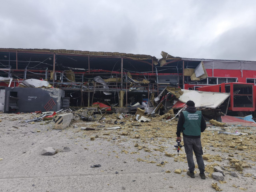 Воронка та розкидані уламки: у Шевченківському районі Запоріжжя екоінспекція задокументувала наслідки обстрілу (фото)