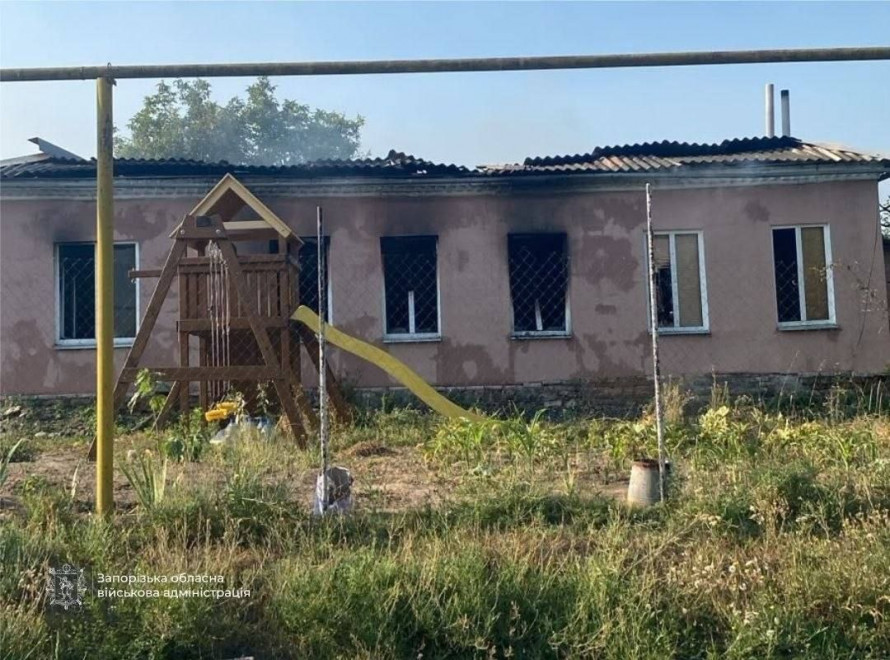 Російський дрон атакував торговельний центр у Запоріжжі: є поранені, спалахнула масштабна пожежа (фото, відео)
