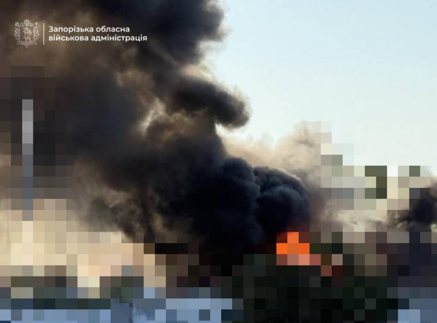 Запоріжжя та район пережили нову хвилю атак: дрони влучили у будинок, АЗС та цивільні об'єкти (фото, відео)