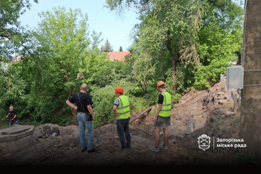 Стартував капремонт - аварійну дамбу в Запоріжжі почали рятувати від руйнування (фото, відео)